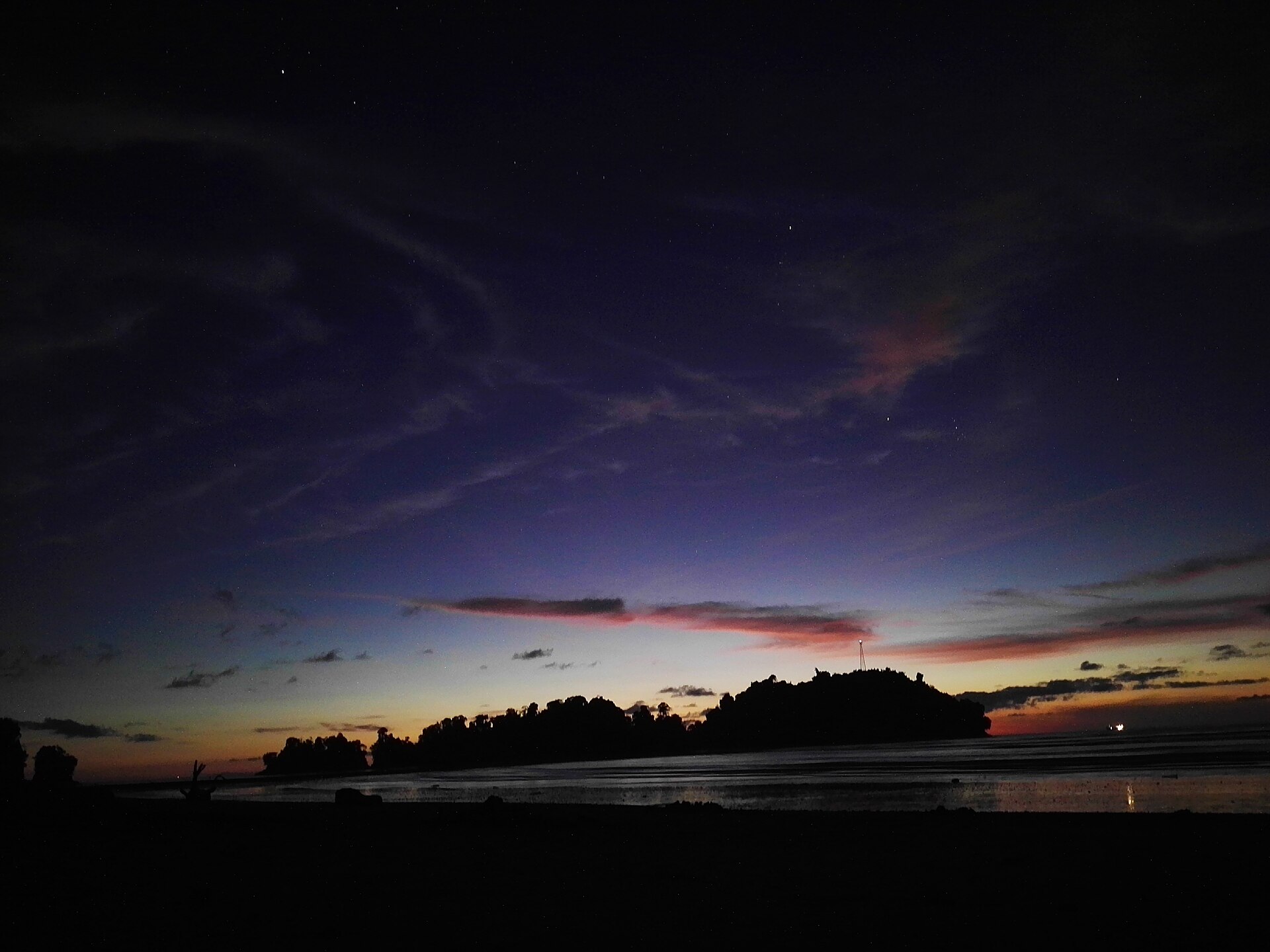 Atardecer en una playa de Nuquí